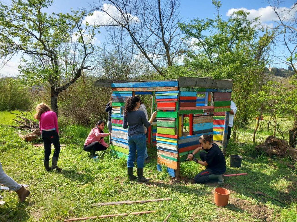 Studenti e studentesse inazione alla cooperativa