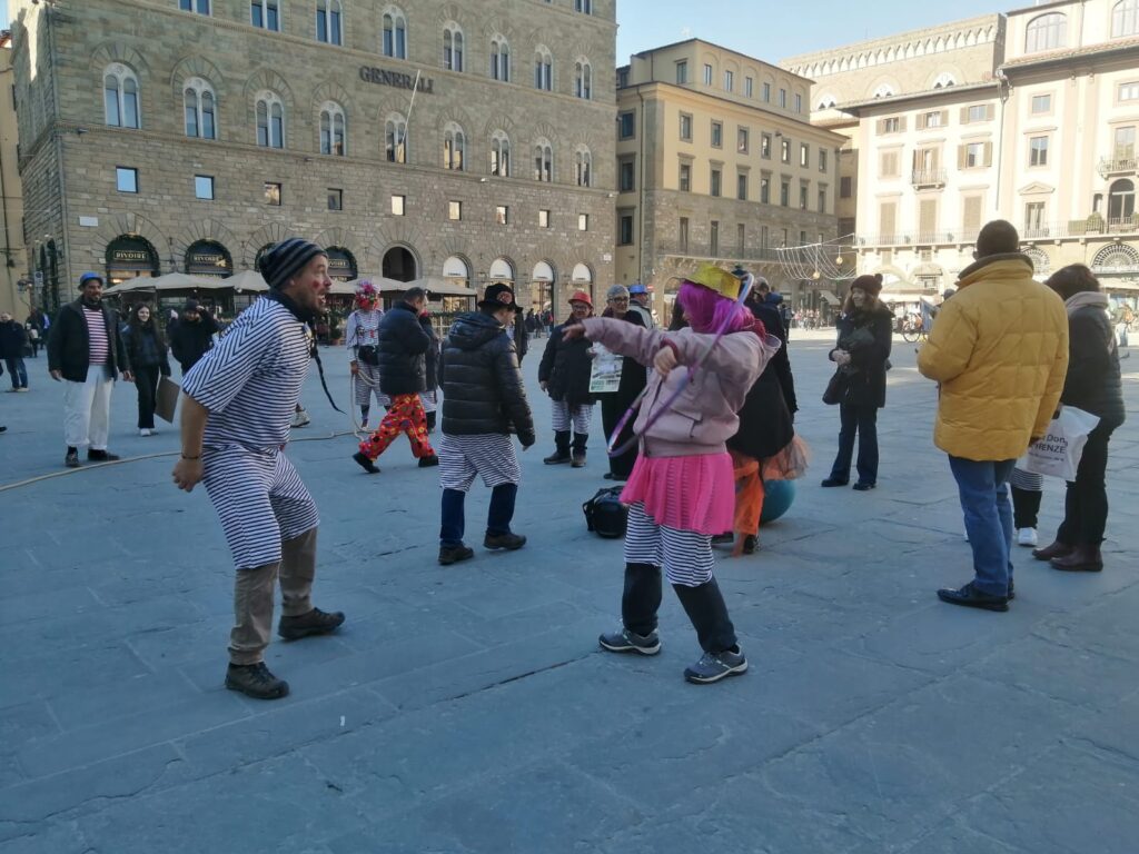 Membri delle Rose in costume in piazza della Signoria a Firenze