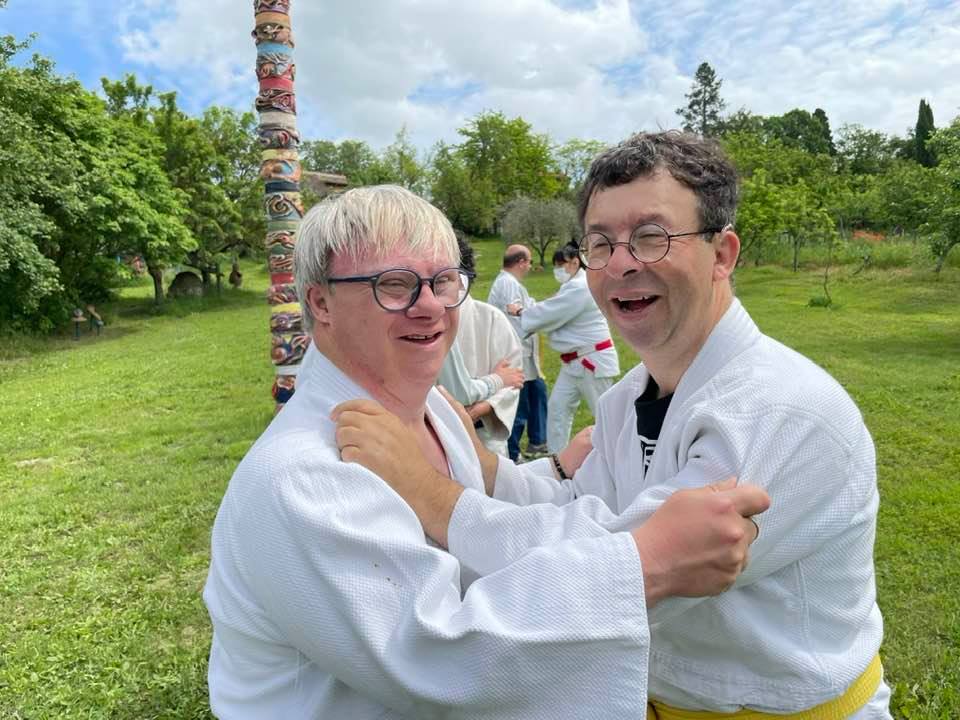 Due ragazzi delle Rose mentre svolgono attività di Judo all'aperto
