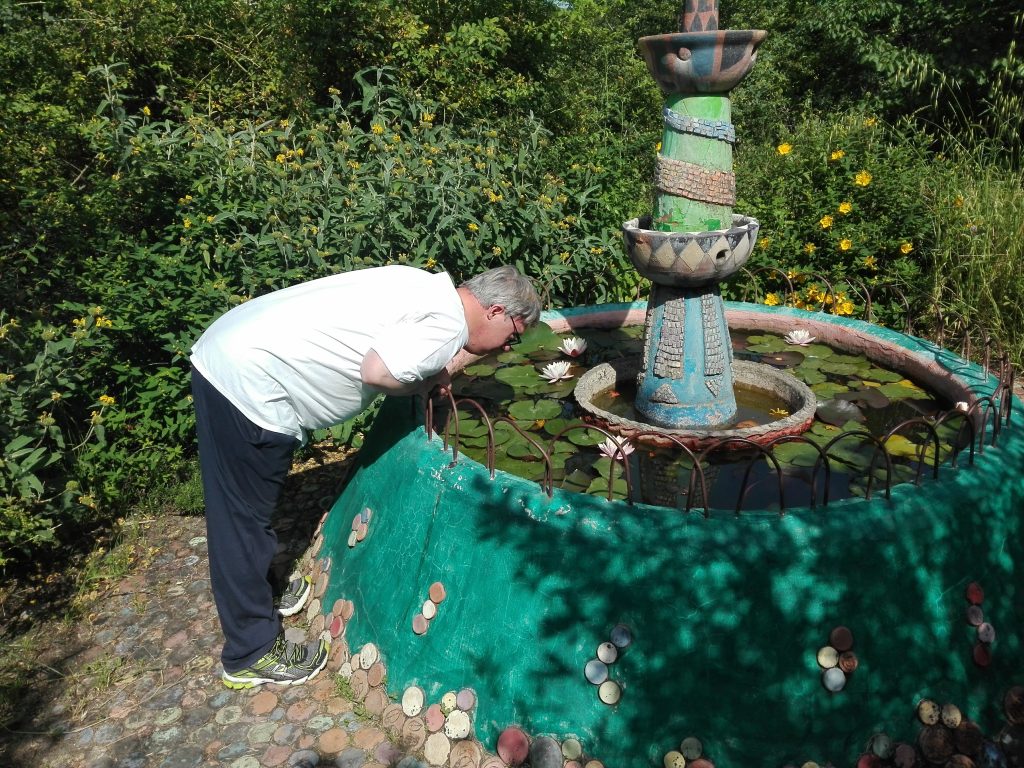 Dario che osserva le ninfee nella vasca dell'arteorto