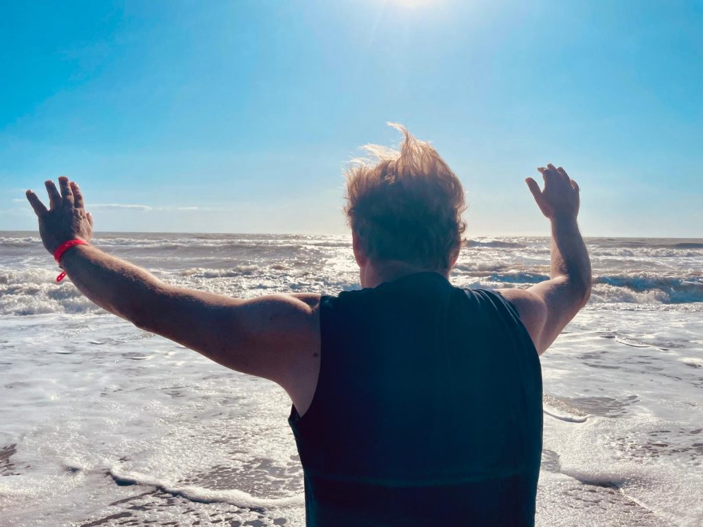 Enrico di spalle che guarda i cavalloni al mare