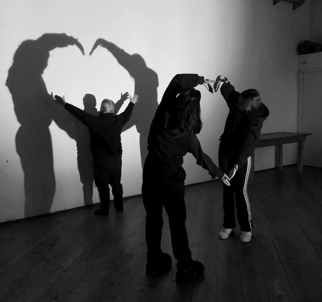 Al laboratorio si sperimenta il potere comunicativo delle ombre