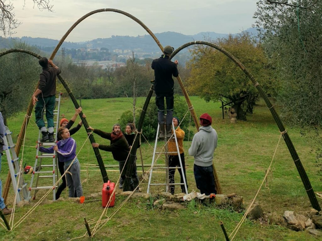un gruppo di persone costruisce una struttura in bambù